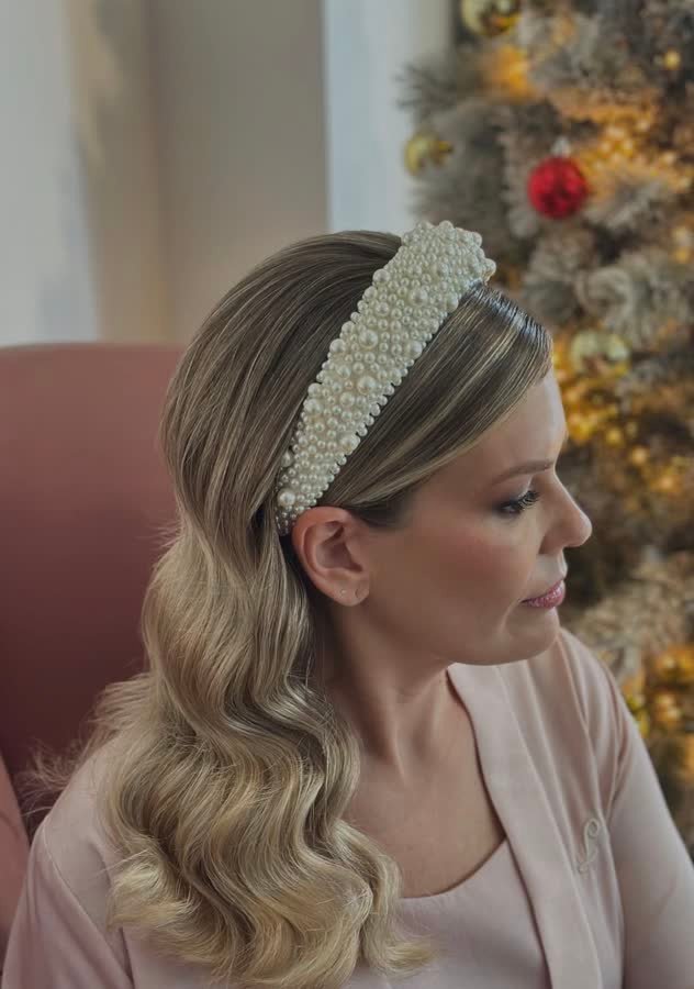 Semirecogido con diadema de perlas