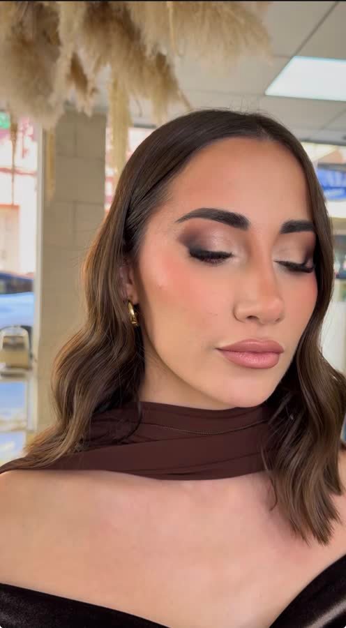 Maquillaje de ojos ahumado en tono tierra