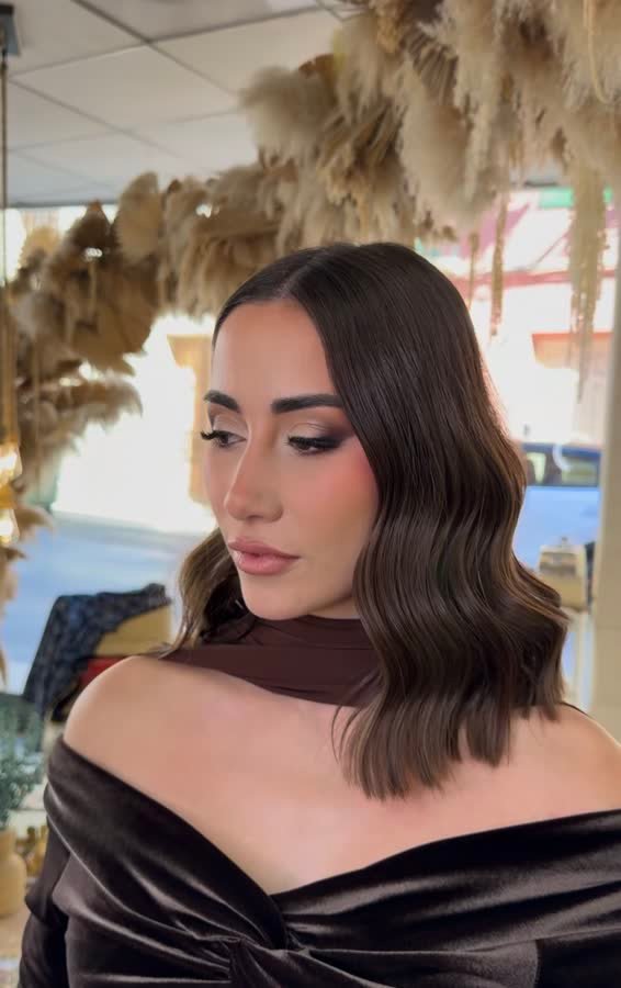 Maquillaje natural con ondas sueltas