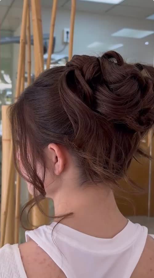 Moño alto elegante con acabado pulido