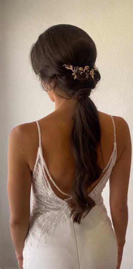 Coleta de novia con prendedor floral dorado