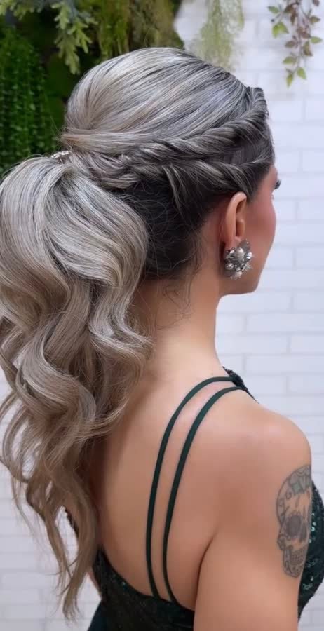 Coleta alta con ondas en tono plateado