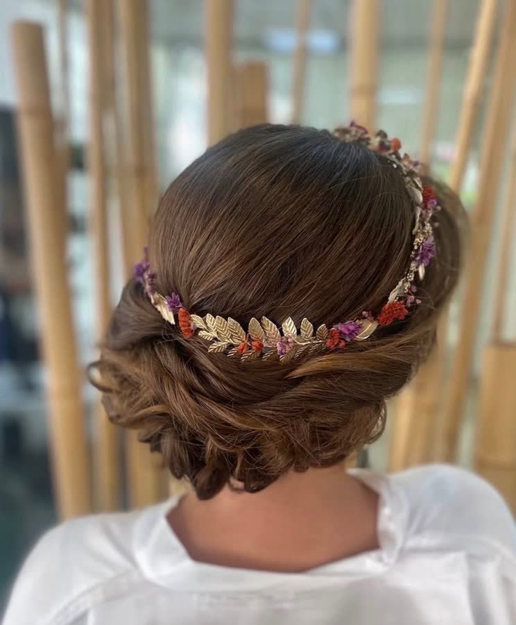 Recogido bajo con flores naturales