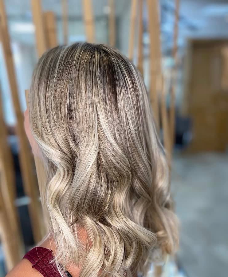 Ondas suaves con balayage rubio