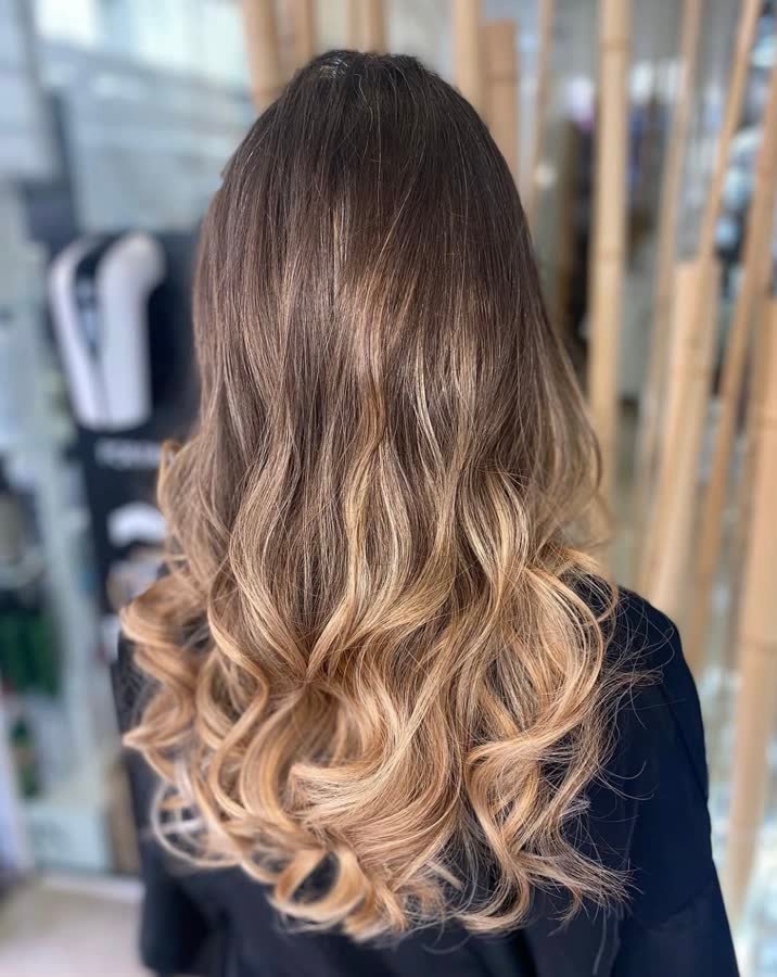 Balayage cálido con ondas de peluquería