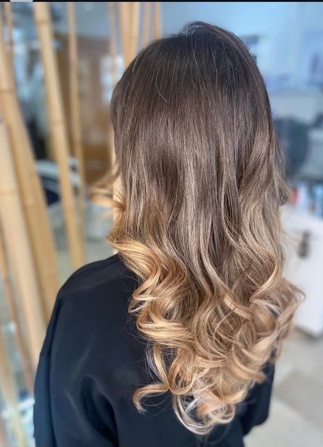 Melena morena con balayage sutil