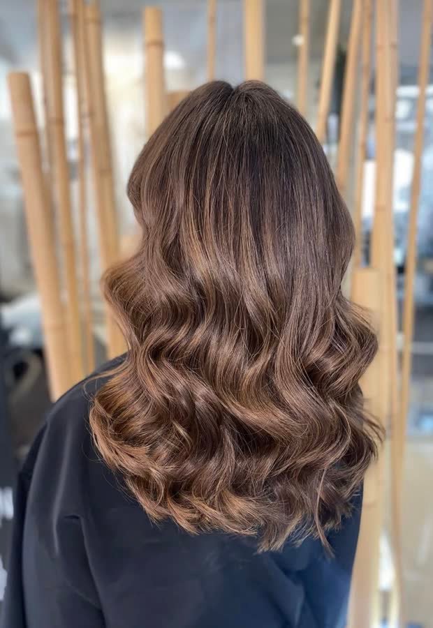 Melena brillante con ondas de peluquería