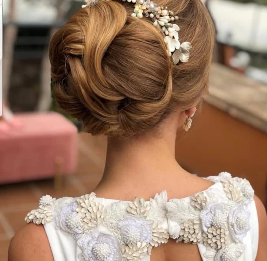 Recogido de novia con tocado floral