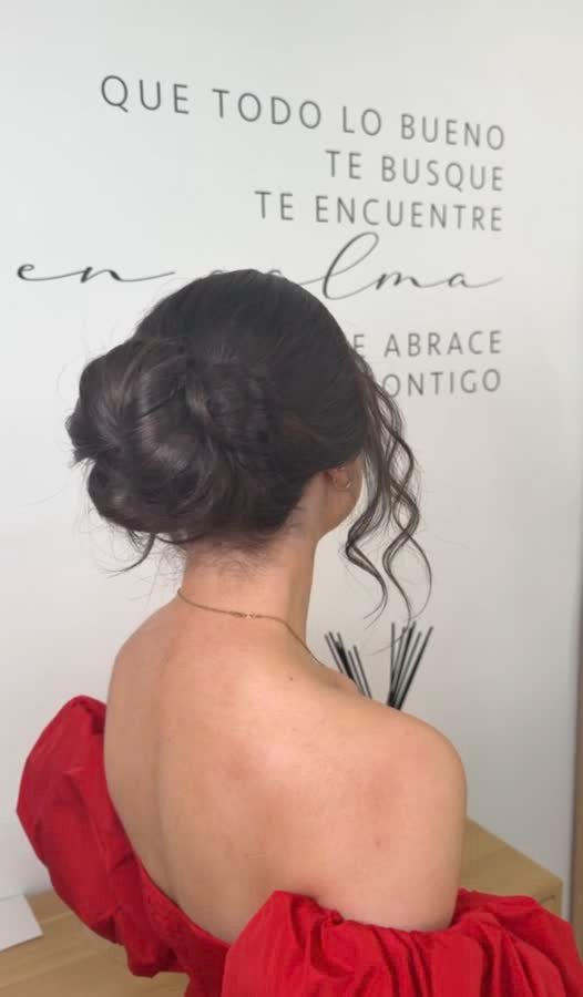 Moño bajo elegante para evento