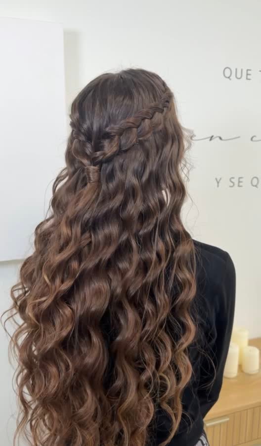 Semirecogido con trenza de raíz y ondas