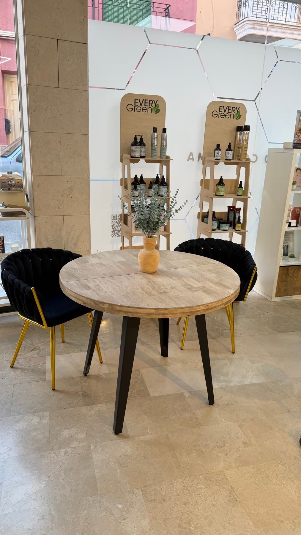 Zona de espera exclusiva de la boutique Ana Tudela con decoración natural