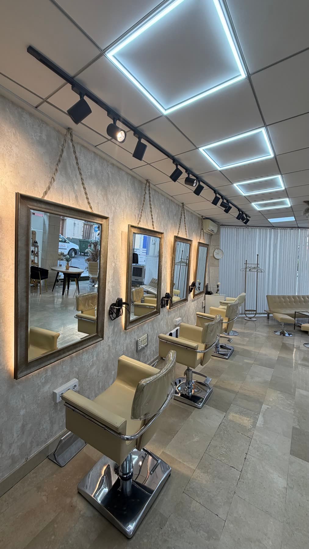Rincón de la boutique Ana Tudela con mensaje de bienvenida en pared
